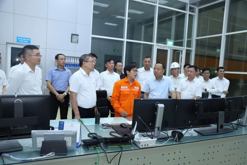 The delegation inspects plant operations. Photo: DL