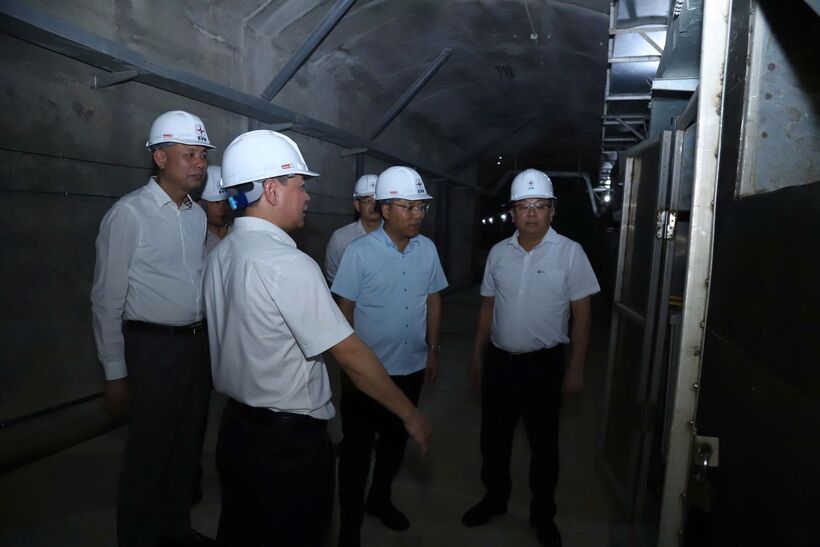 The delegation inspects Son La Hydropower Plant. Photo: DL