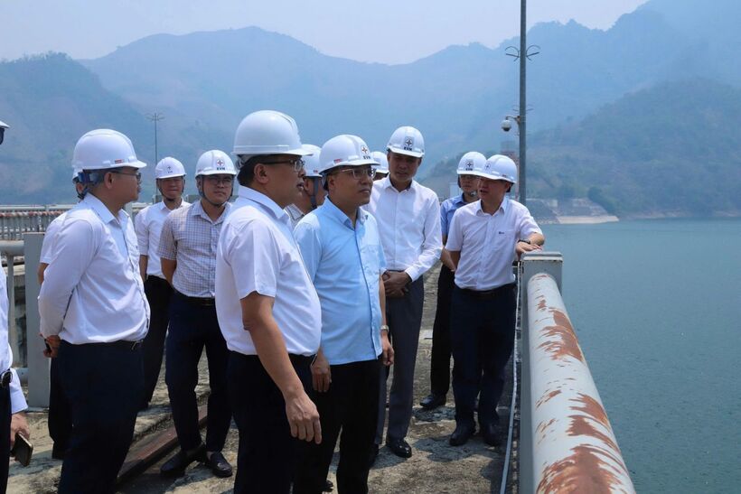The delegation inspected the water level at the Son La hydropower reservoir. Photo: DL