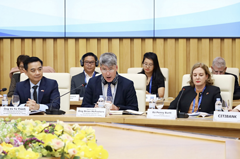 Brian McFeeters, former Ambassador and President and CEO of the US - ASEAN Business Council, speaks at the meeting.