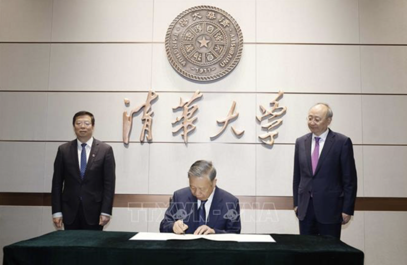 General Secretary and President To Lam signs the guestbook at Tsinghua University. Photo: VNA