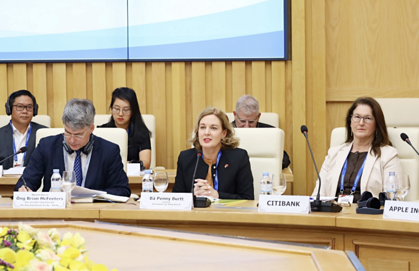 US business representatives exchange views at the meeting.