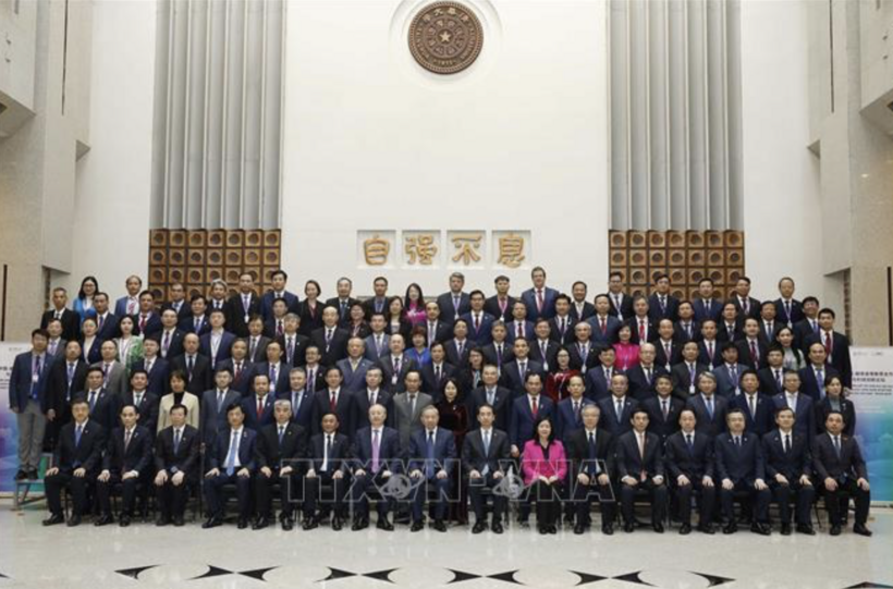 General Secretary and President To Lam and delegates from both countries pose for a group photo. Photo: VNA