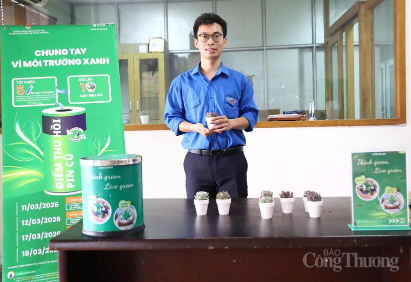 Hoang Tuan Anh, a youth union member of the Youth Union of the National Research Institute Of Mechanical Engineering, said that the “exchange batteries for plants” model is a practical activity that helps raise environmental awareness among staff and employees. Photo: Le Van.