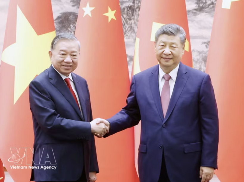 General Secretary of the Communist Party of China (CPC) Central Committee and President Xi Jinping (R) welcomes General Secretary of the Communist Party of Vietnam (CPV) Central Committee and State President To Lam. Photo: VNA