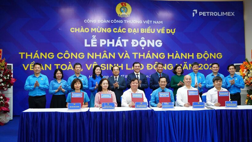 Signing of cooperation agreements on welfare benefits for union members between the Vietnam Industry and Trade Union and units within the industry.
