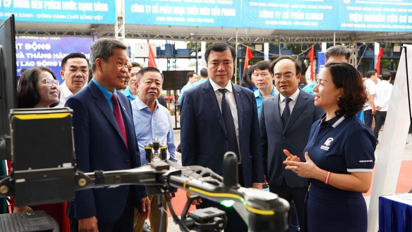 Nguyen Sinh Nhat Tan, Deputy Minister of Industry and Trade, together with delegates, visited exhibition booths at the launching ceremony of Workers’ Month and the Month of Action on Occupational Safety and Health 2026.