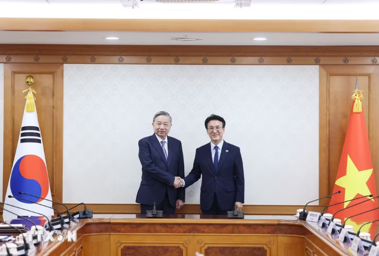 Party General Secretary To Lam holds talks with Prime Minister of the Republic of Korea Kim Min Seok. Photo: VNA