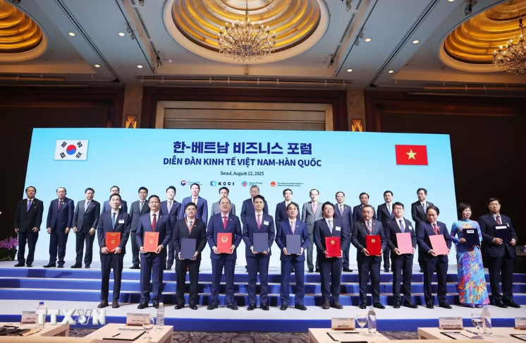 Party General Secretary To Lam and Prime Minister of the Republic of Korea Kim Min Seok witness the signing of cooperation agreements between agencies and enterprises. Photo: VNA