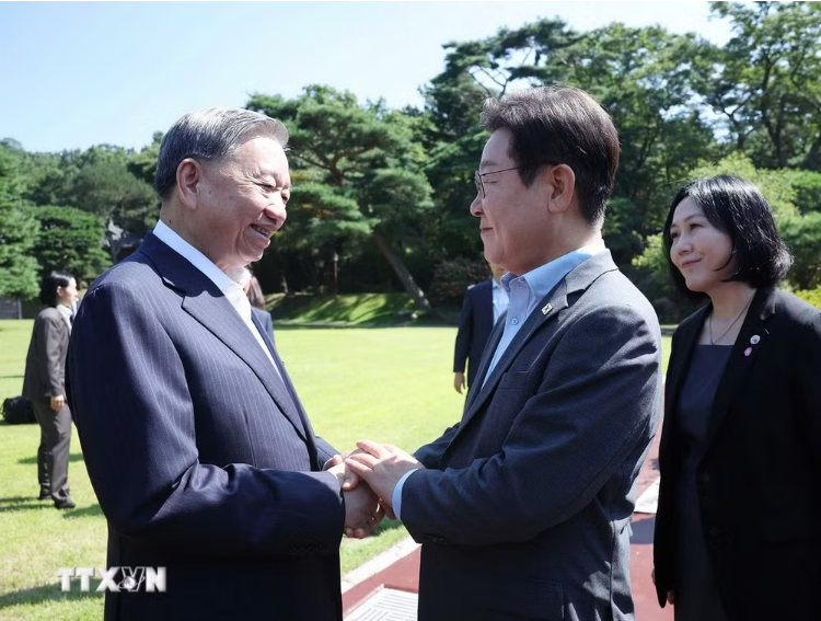 President of the Republic of Korea Lee Jae Myung welcomes Party General Secretary To Lam. Photo: VNA.