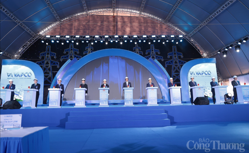 Delegates press the button to inaugurate the project. Photo: Trong Tung