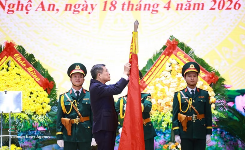 Prime Minister Le Minh Hung confers the “Hero of the People’s Armed Forces” title on Military Region 4 at the ceremony in Nghe An province on April 18. Photo: VNA