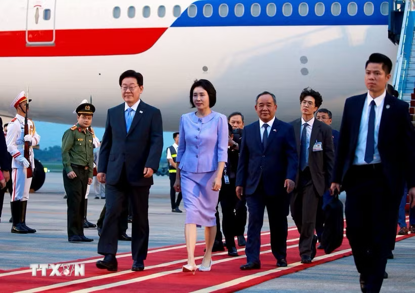 President of the Republic of Korea Lee Jae Myung and his spouse arrive in Hanoi, beginning their State visit to Vietnam. Photo: VNA