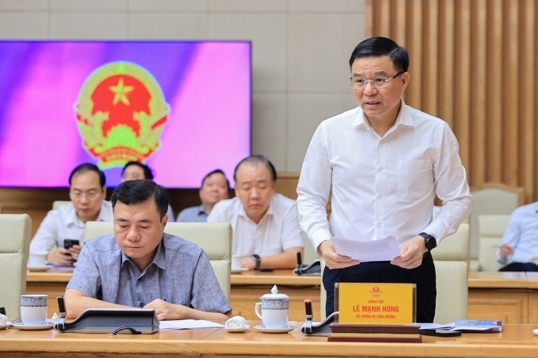 Minister of Industry and Trade Le Manh Hung delivers a report at the meeting. Photo: VGP
