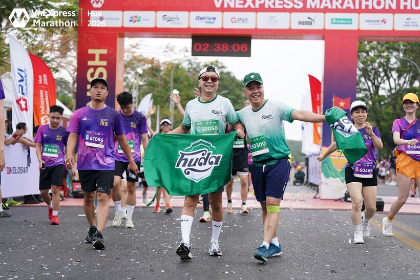 From the race route to the finish line, Huda connects with runners through moments of celebration, pride, and togetherness in Central Vietnam.