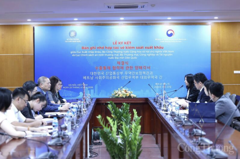 Signing ceremony of the memorandum of understanding on export control cooperation. Photo: Quynh Trang