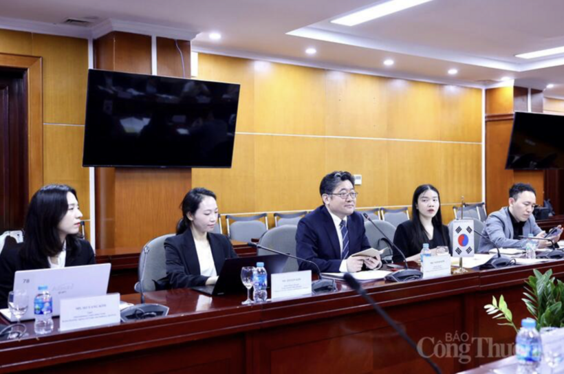 Taewoo Kim, Director of the Trade Security Policy Bureau under the Ministry of Trade, Industry and Energy of the RoK, delivers at the signing ceremony. Photo: Quynh Trang