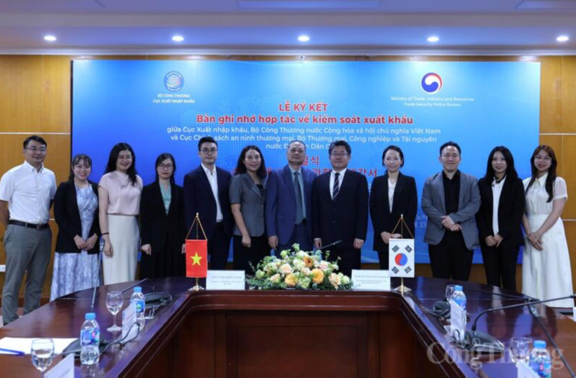 Vietnam and the RoK hold a signing ceremony for a memorandum of understanding on export control cooperation, enhancing trade management coordination in line with international standards on April 23 in Hanoi. Photo: Quynh Trang