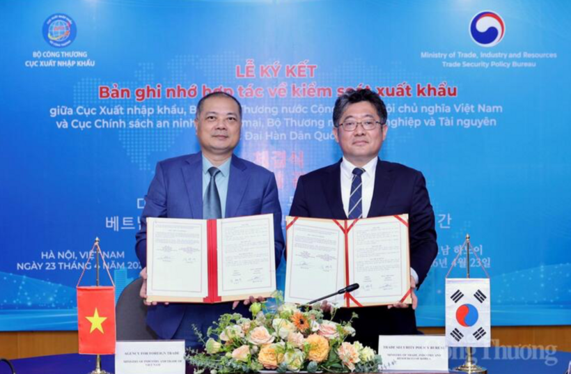 Vietnam and the RoK further concretize their economic and trade cooperation through the signing. Photo: Quynh Trang