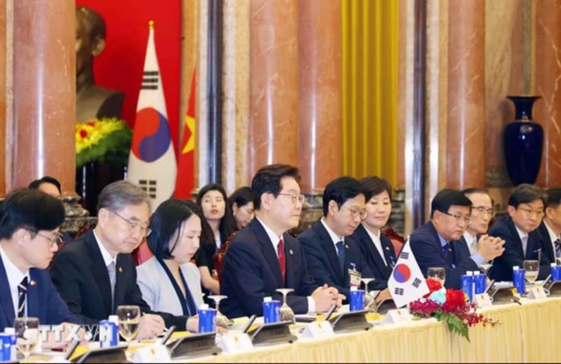 President Lee Jae Myung expresses his gratitude and hopes that the Vietnamese Government would continue to provide attention and support in resolving difficulties and obstacles in investment projects of the Republic of Korea enterprises in Vietnam. Photo: VNA