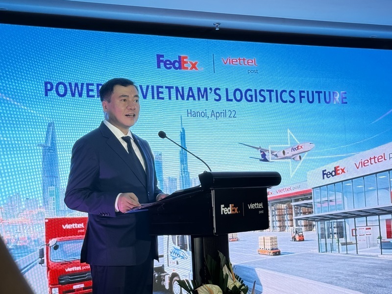 Deputy Minister of Industry and Trade Nguyen Sinh Nhat Tan delivers at the event.