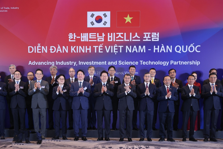 Prime Minister Le Minh Hung and President Lee Jae-myung join business representatives from both countries at a roundtable dialogue. Photo: VGP