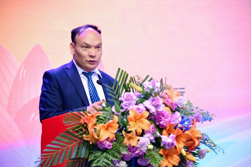Lam Dezhong, leader of the Yunnan Department of Commerce, delivers remarks at the conference, praising the Ministry of Industry and Trade for organizing a large, diverse delegation to Kunming.