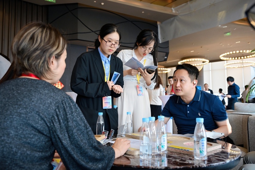 Within the framework of the conference, enterprises from both countries hold direct networking sessions, introduced products, and explored cooperation opportunities in manufacturing, consumer goods, agri-food, and industrial real estate.