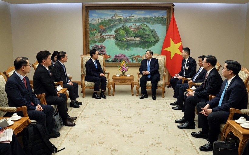 Permanent Deputy Prime Minister Pham Gia Tuc holds talk with Lee Yong-bae, President and Chief Executive Officer of Hyundai Rotem. Photo: VGP.