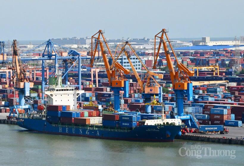 As of April 15, total import-export value reaches USD 297.06 billion, up 24.5% year-on-year. Photo: Can Dung