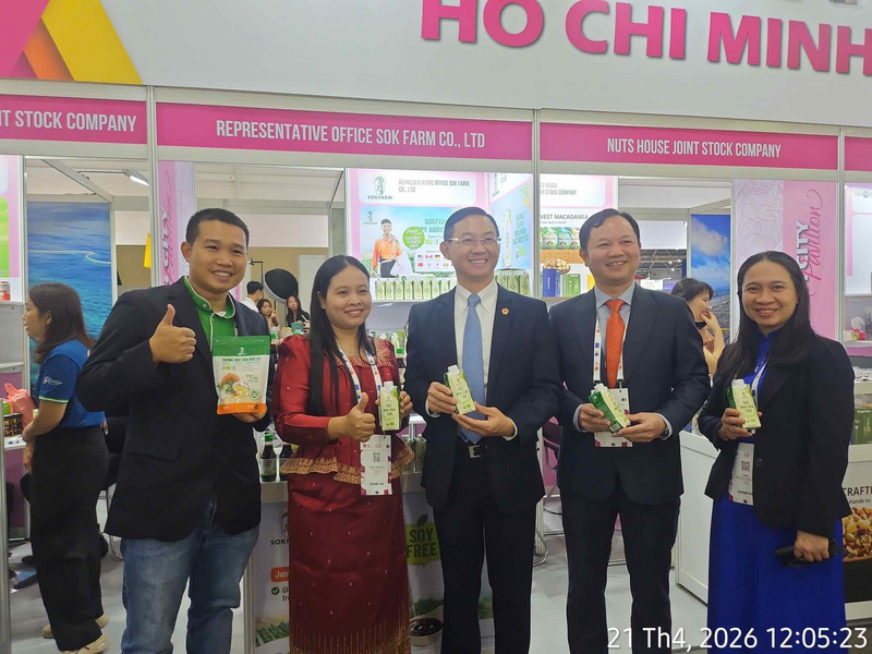 Ambassador Tran Phuoc Anh and Trade Counsellor Cao Xuan Thang promote Vietnamese products at the Vietnam pavilion during the FHA 2026 exhibition in Singapore.