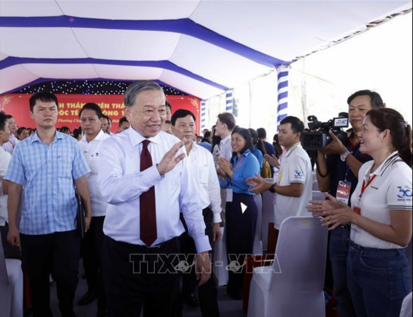 Party General Secretary and State President To Lam visits and encourages workers and laborers in Ho Chi Minh City. Photo: VNA