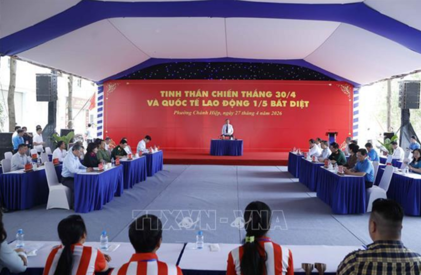 Party General Secretary and State President To Lam and a central delegation visit and encourage workers and laborers in Ho Chi Minh City. Photo: VNA