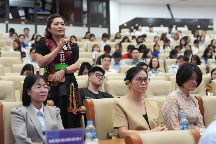 Business representatives raises questions regarding challenges in participating in e-commerce.