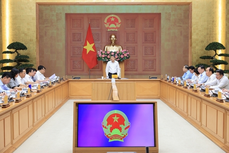 Prime Minister Le Minh Hung stresses that the industry and trade sector must take the lead in shouldering key responsibilities, proactively addressing bottlenecks and driving production and business activities to achieve the set targets. Photo: VGP