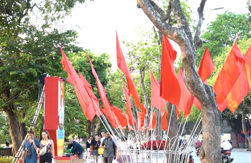 International visitors impressed by April 30 atmosphere in Hanoi - 1