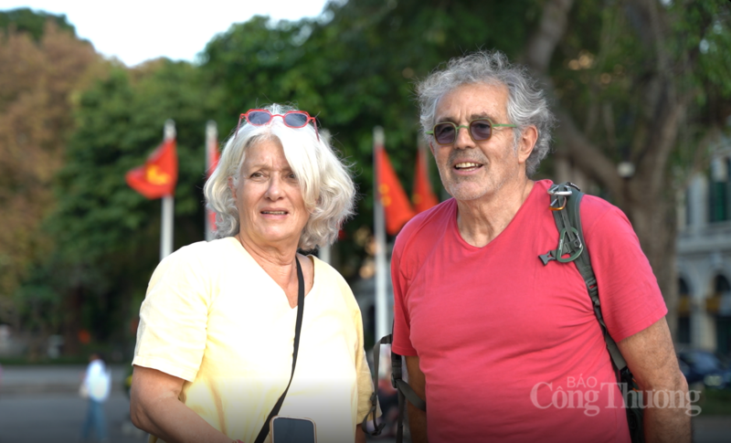 Patrice and Maire (France) express their impressions of how Hanoi spreads the April 30 commemorative atmosphere. Photo: Dieu Linh