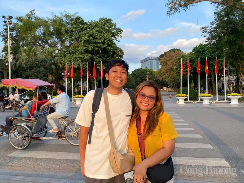 JC Sevilla and Glydel Sevilla (Philippines) share their impressions of Vietnam’s atmosphere and people. Photo: Le Van