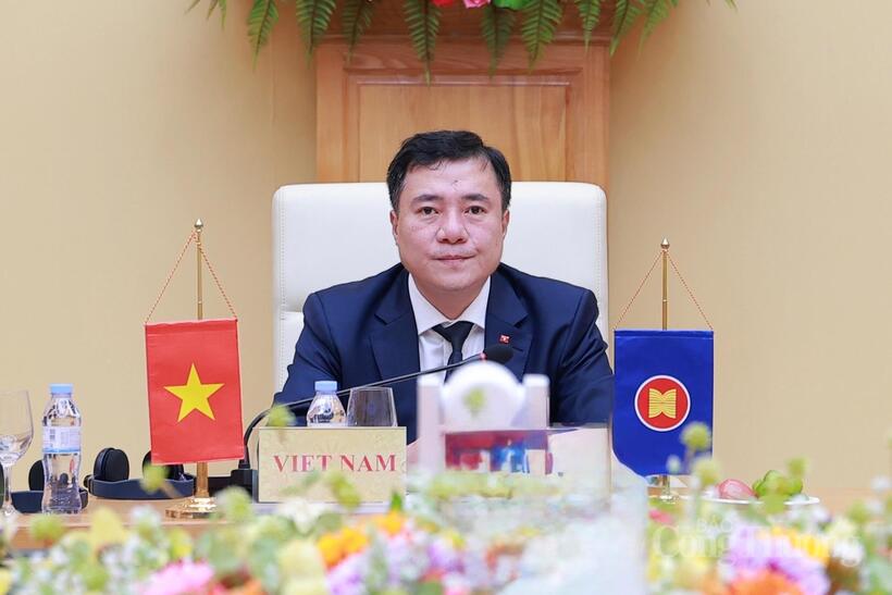 Deputy Minister of Industry and Trade Nguyen Sinh Nhat Tan delivers remarks at the meeting. Photo: Quynh Trang