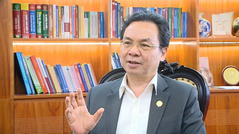 Hoang Van Cuong, Vice Chairman of the State Professor Council, Vice Chairman of the Vietnam Economic Science Association.