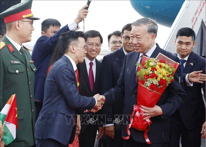 Welcoming ceremony for Party General Secretary, State President To Lam at Palam Military Airport in New Delhi. Photo: VNA