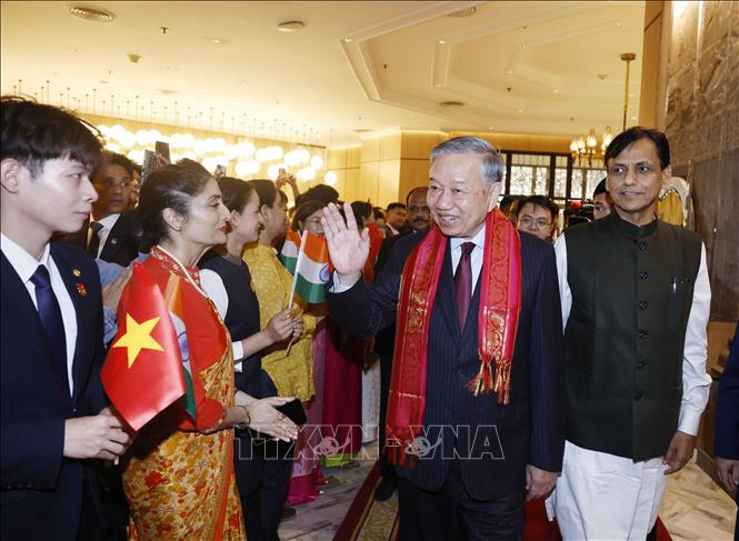 Representatives of the Vietnamese community and staff of the Vietnamese Embassy in India welcome Party General Secretary, State President To Lam. Photo: VNA
