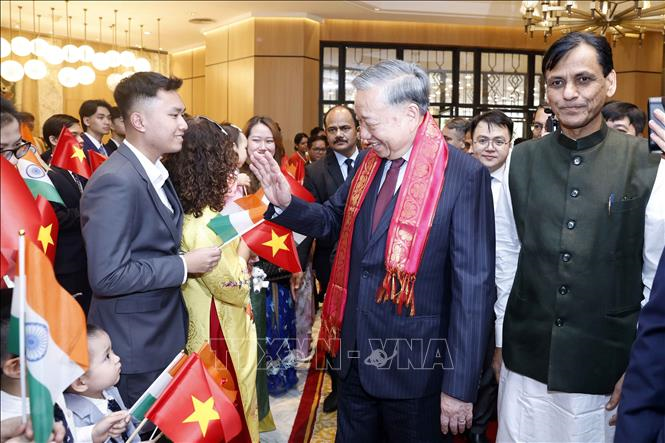 Representatives of the Vietnamese community and staff of the Vietnamese Embassy in India welcome Party General Secretary, State President To Lam. Photo: VNA