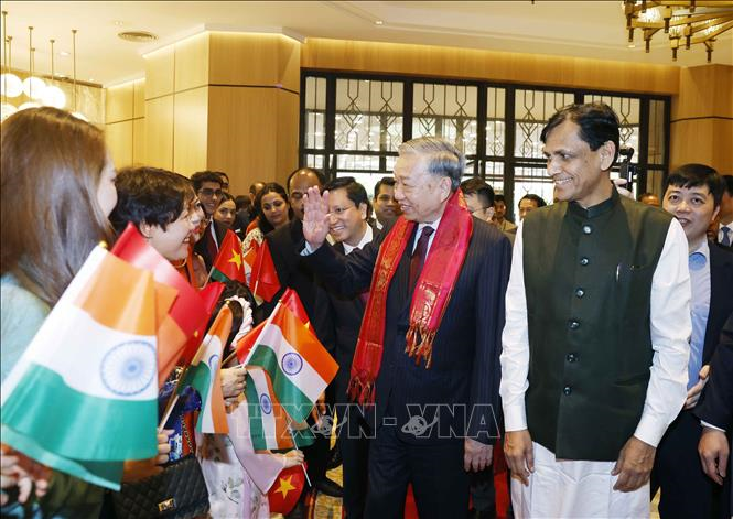 Representatives of the Vietnamese community and staff of the Vietnamese Embassy in India welcome Party General Secretary, State President To Lam. Photo: VNA