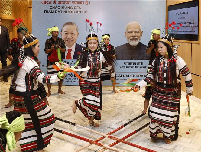 Art performance by Indian artists welcoming Party General Secretary, State President To Lam. Photo: VNA
