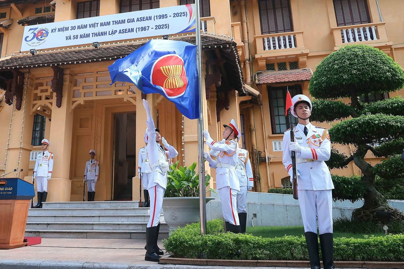 Honor guards perform the ASEAN flag-raising ceremony on August 8, 2025. Photo: VNA