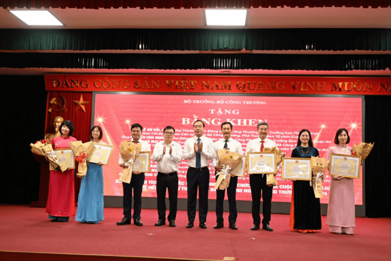 Deputy Minister Truong Thanh Hoai and Director of the Department of Personnel Organization Tran Quang Huy presented Certificates of Merit to 10 individuals with outstanding achievements in organizing and participating in the 2024 Contest. Photo: MoIT
