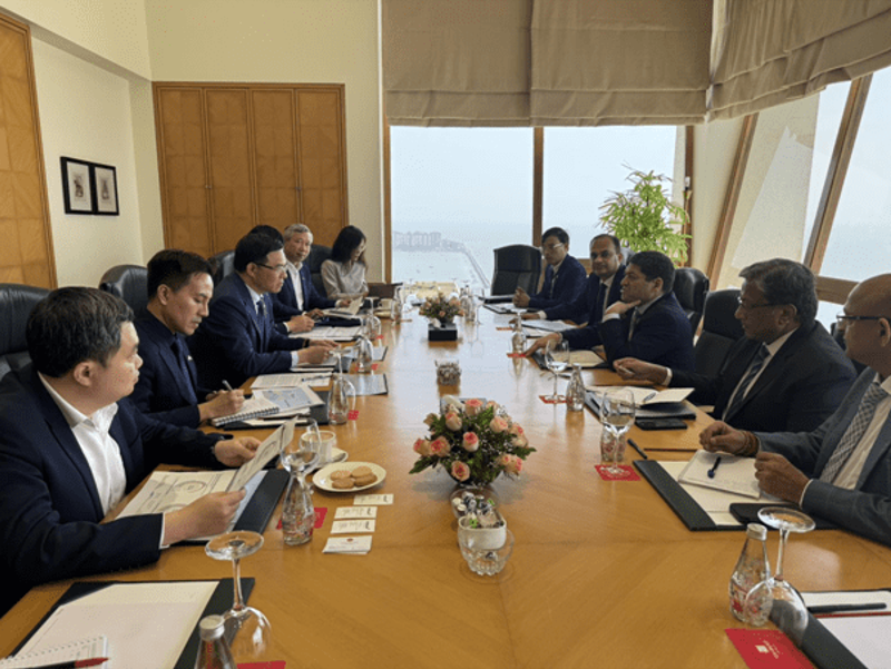 Within the framework of the visit, Minister of Industry and Trade Le Manh Hung meets and works with Essar Group, one of India’s major multinational corporations.