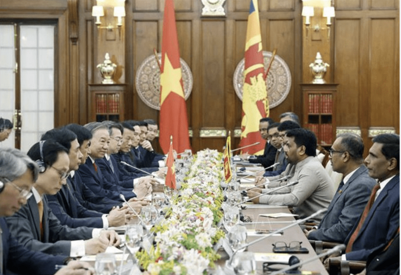 ​Party General Secretary and State President To Lam holds talks with Sri Lankan President Anura Kumara Dissanayakeduring the State visit to Sri Lanka, with Minister of Industry and Trade Le Manh Hung attending the meeting. Photo: VNA