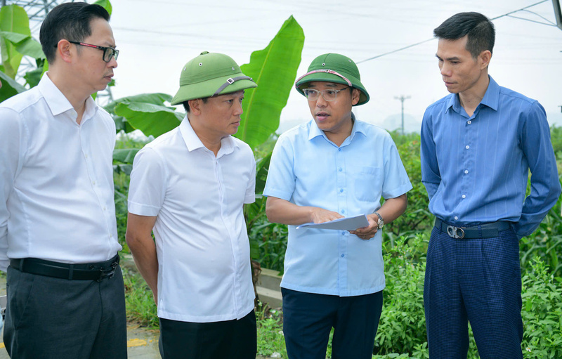 The delegation inspects the BESS 2 centralized battery energy storage project in the area adjacent to the 500kV Nho Quan substation in Nho Quan commune.
